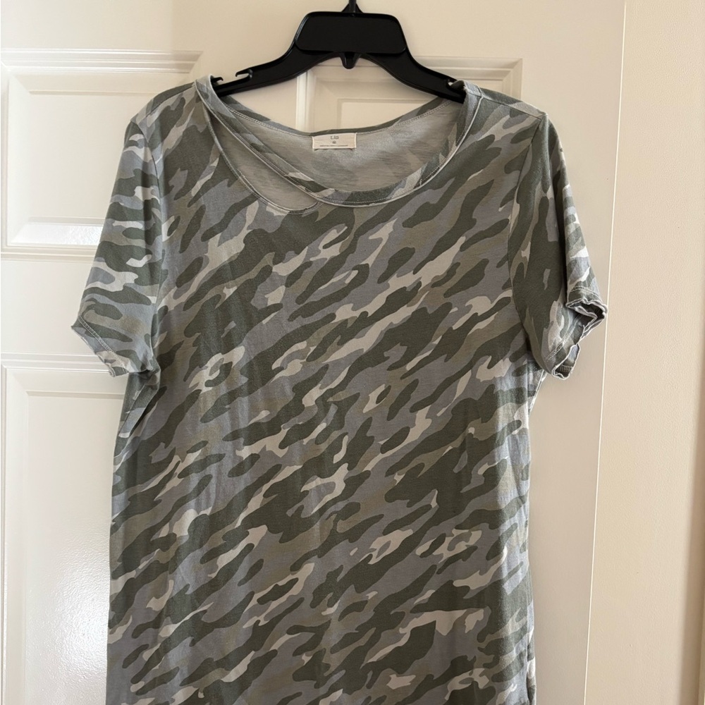 t.la shirt with cut out detail at neck sz M 🛍️